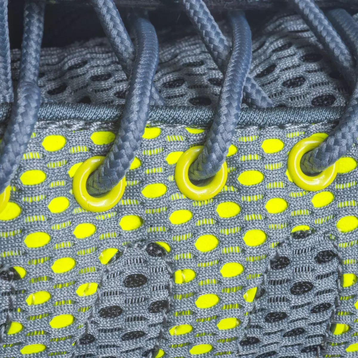 Keunggulan Sepatu Berbahan Mesh